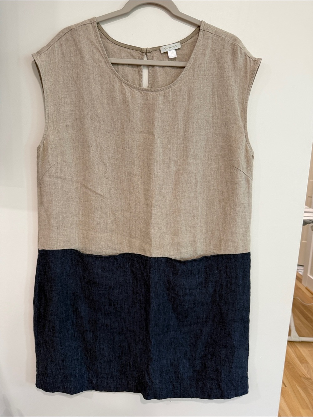 Garnet Hill Two-Tone Sleeveless Shift Dress in Beige & Navy